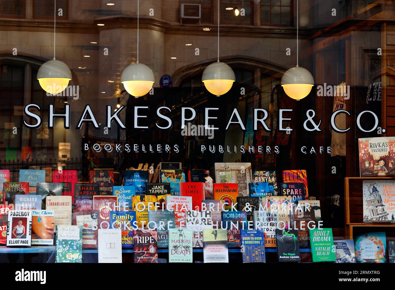 Insegna Windown per il caffè della libreria Shakespeare & Co all'Hunter College nell'Upper East Side di Manhattan, New York. Foto Stock
