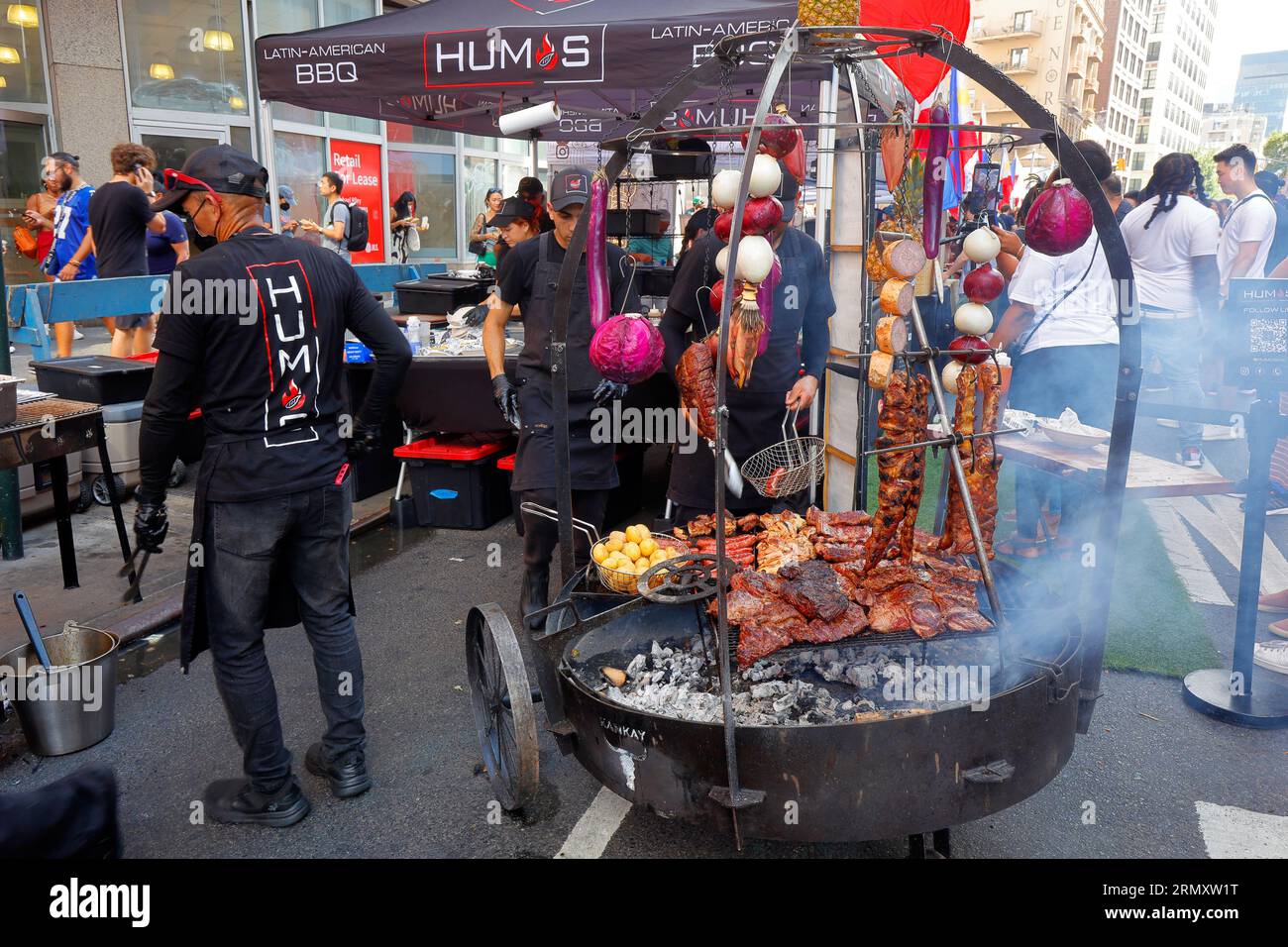 I lavoratori del barbecue dell'America Latina Humos tendono ad una grigliata all'aperto Kankay alla fiera di strada del festival alimentare del Philippines Fest sulla 4th Ave, 27 agosto 2023. Foto Stock