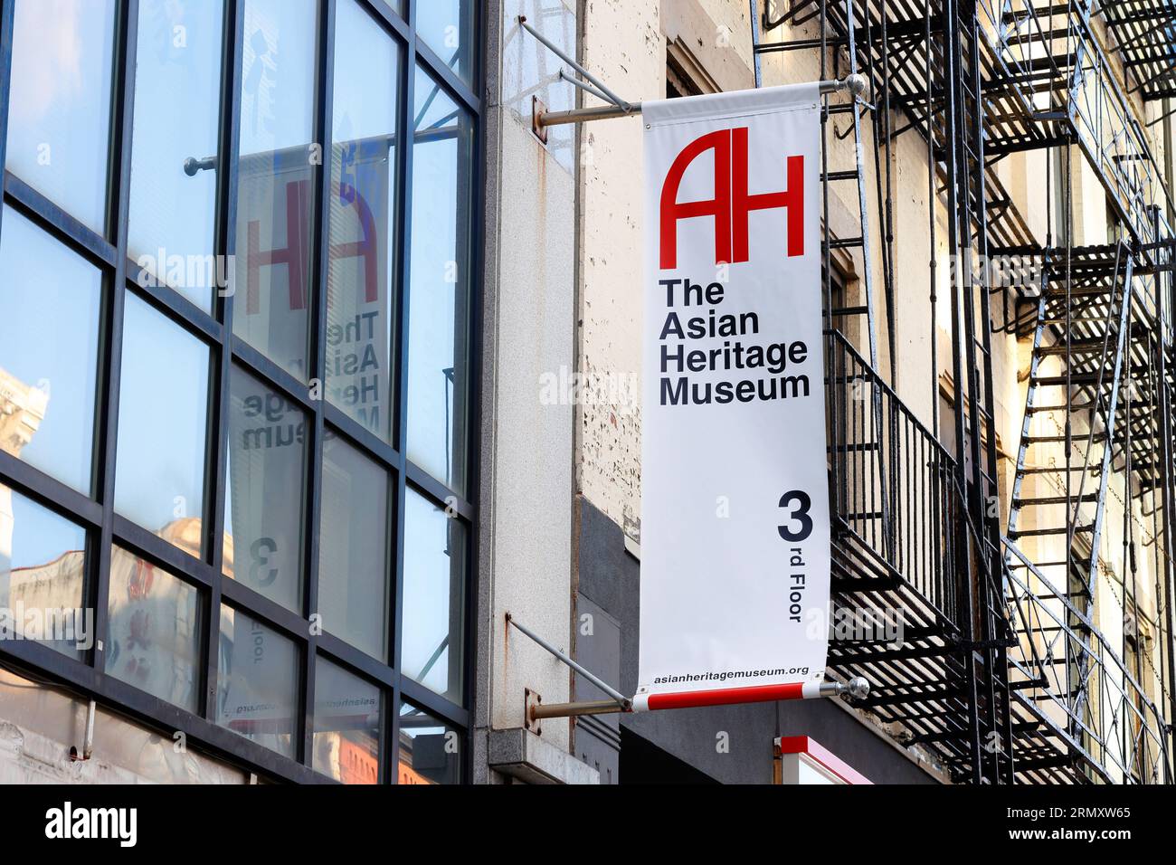 Insegna all'esterno dell'Asian Heritage Museum, 86 Bowery, New York, a Manhattan Chinatown. Foto Stock