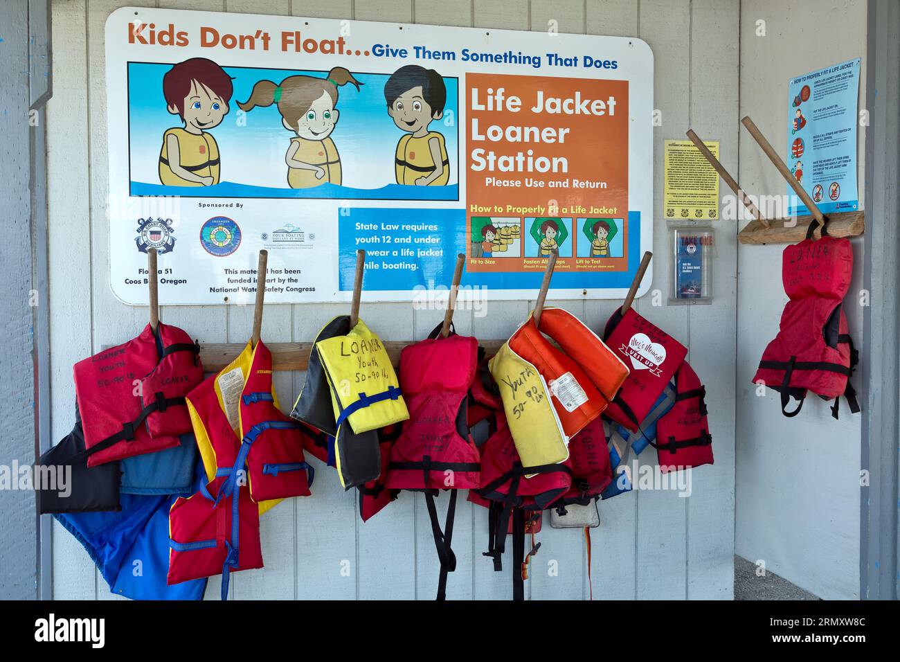Life Jacket Loaner Station, Charleston Harbor, National Water Safety, State Law richiede ai giovani di età inferiore ai 12 anni di indossare un giubbotto salvagente durante la navigazione in barca. Foto Stock