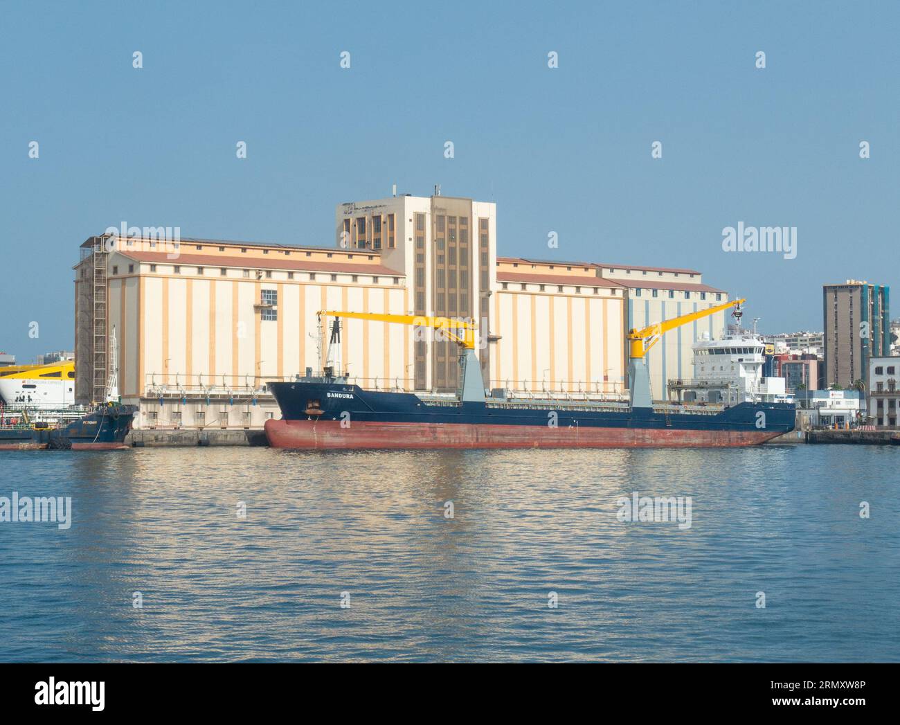 Nave e deposito di grano nel porto di Las Palmas a Gran Canaria, Isole Canarie, Spagna Foto Stock