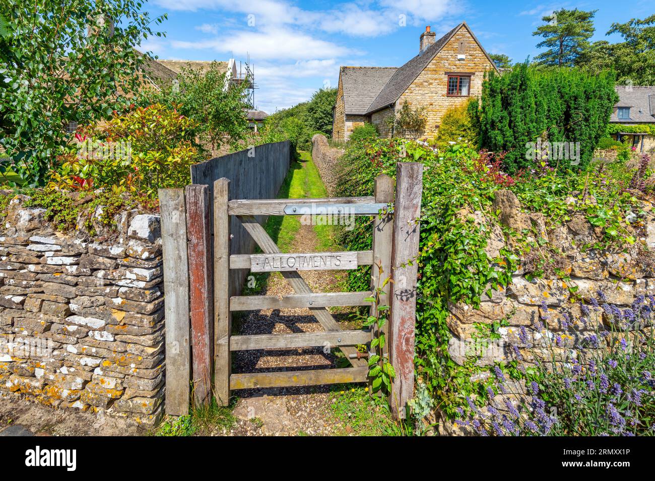 Un piccolo cancello per un'assegnazione di terreni, un piccolo appezzamento di terreno affittato a individui di solito allo scopo di coltivare colture alimentari, nei Cotswolds. Foto Stock
