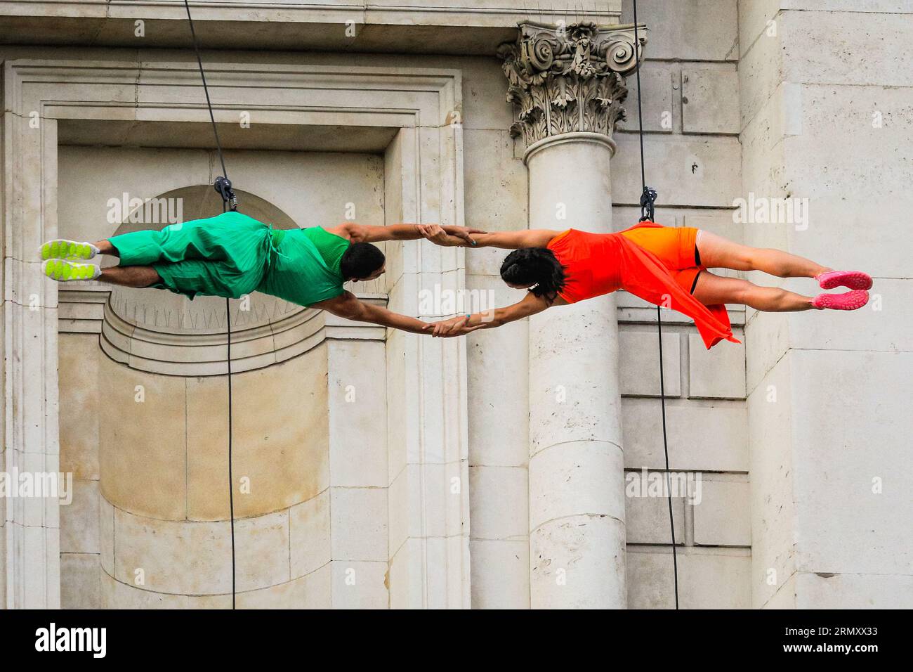 Londra, Regno Unito, 30 agosto 2023. Artisti di BANDALOOP nella prova finale per RESURGAM, una danza verticale sulla facciata della Cattedrale di St Pauls, co-prodotta dalla City of London Corporation per la Fiera di St Bartholomew e parte del Greenwich + Docklands International Festival (GDIF). Lo spettacolo di domani sera sarà una prima mondiale della compagnia di danza americana.Credit: Imageplotter/Alamy Live News Foto Stock