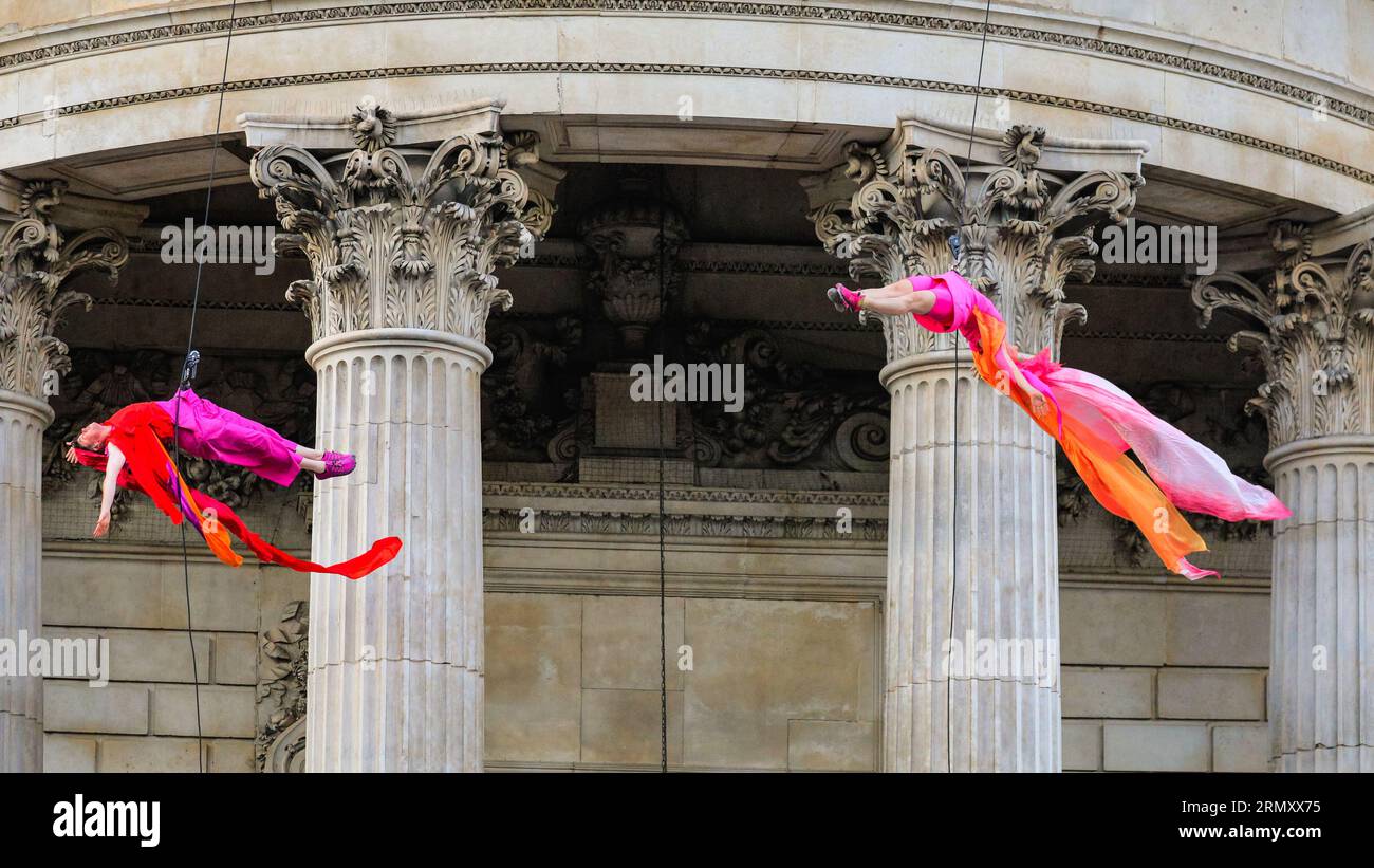 Londra, Regno Unito, 30 agosto 2023. Artisti di BANDALOOP nella prova finale per RESURGAM, una danza verticale sulla facciata della Cattedrale di St Pauls, co-prodotta dalla City of London Corporation per la Fiera di St Bartholomew e parte del Greenwich + Docklands International Festival (GDIF). Lo spettacolo di domani sera sarà una prima mondiale della compagnia di danza americana.Credit: Imageplotter/Alamy Live News Foto Stock