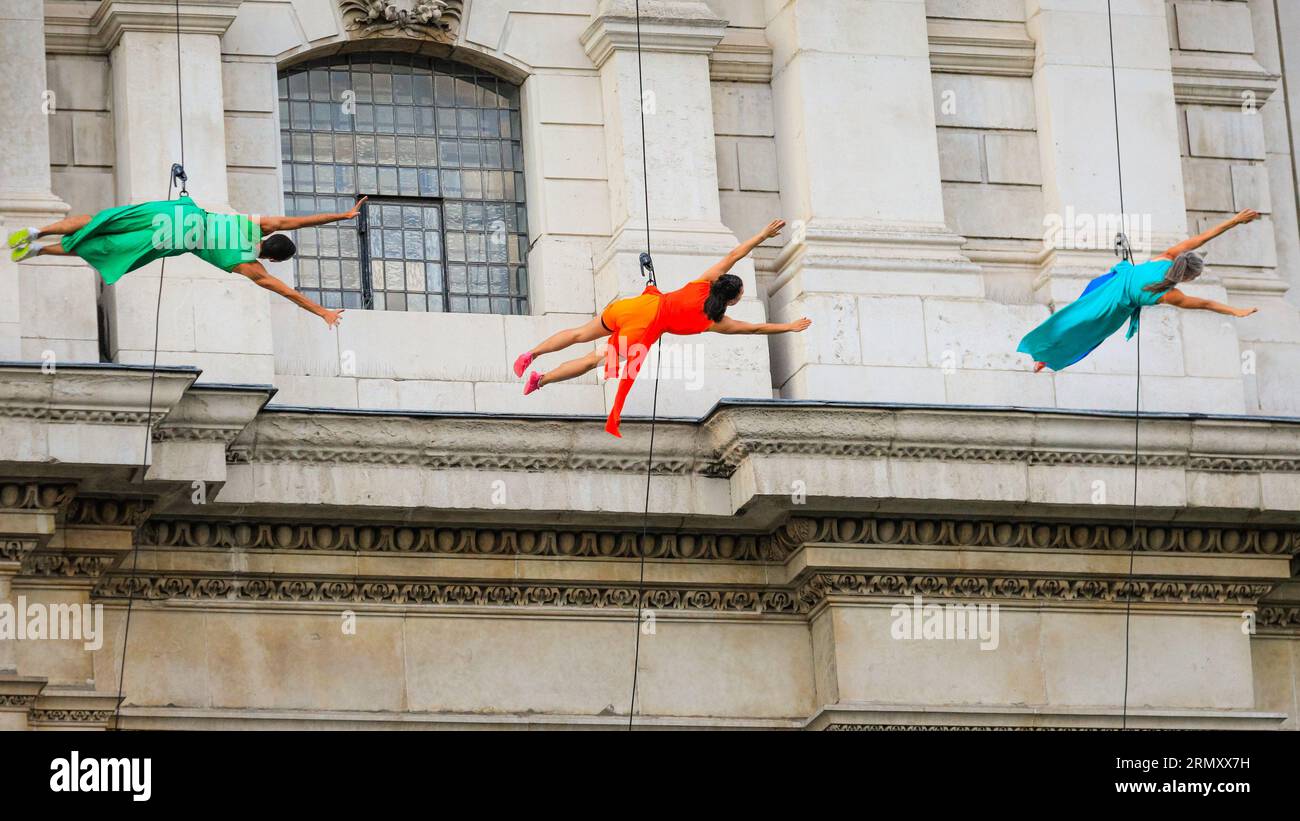 Londra, Regno Unito, 30 agosto 2023. Artisti di BANDALOOP nella prova finale per RESURGAM, una danza verticale sulla facciata della Cattedrale di St Pauls, co-prodotta dalla City of London Corporation per la Fiera di St Bartholomew e parte del Greenwich + Docklands International Festival (GDIF). Lo spettacolo di domani sera sarà una prima mondiale della compagnia di danza americana.Credit: Imageplotter/Alamy Live News Foto Stock