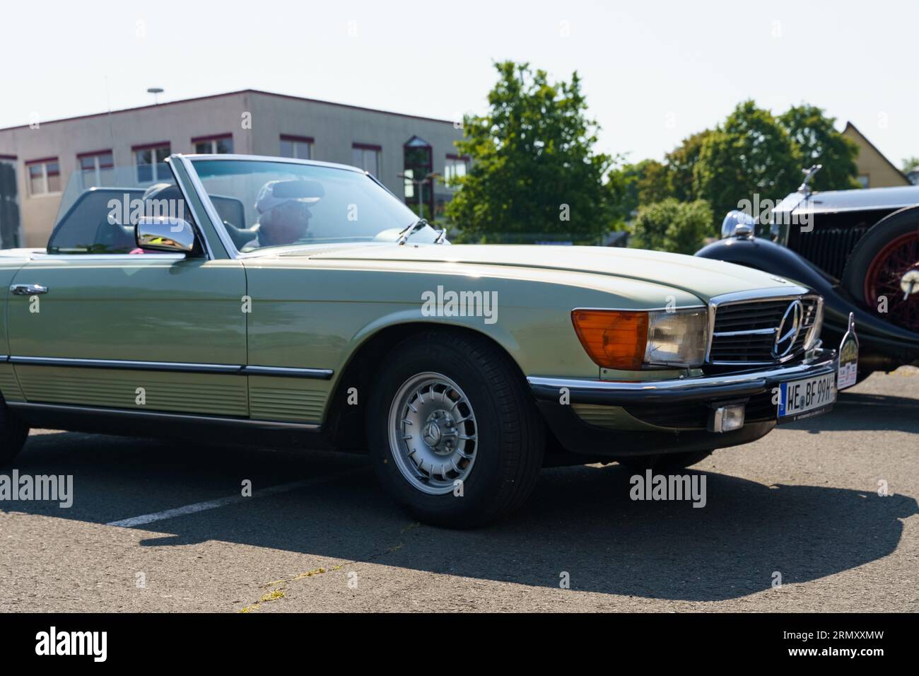 Waltershausen, Germania - 10 giugno 2023: Una MERCEDES SL-CLASS 450 SL si trova nel parcheggio di fronte al Burgenland Classic. Foto Stock