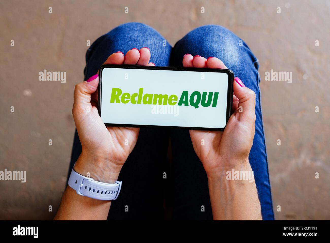In questa immagine, il logo Reclame Aqui viene visualizzato sullo schermo di uno smartphone. Foto Stock