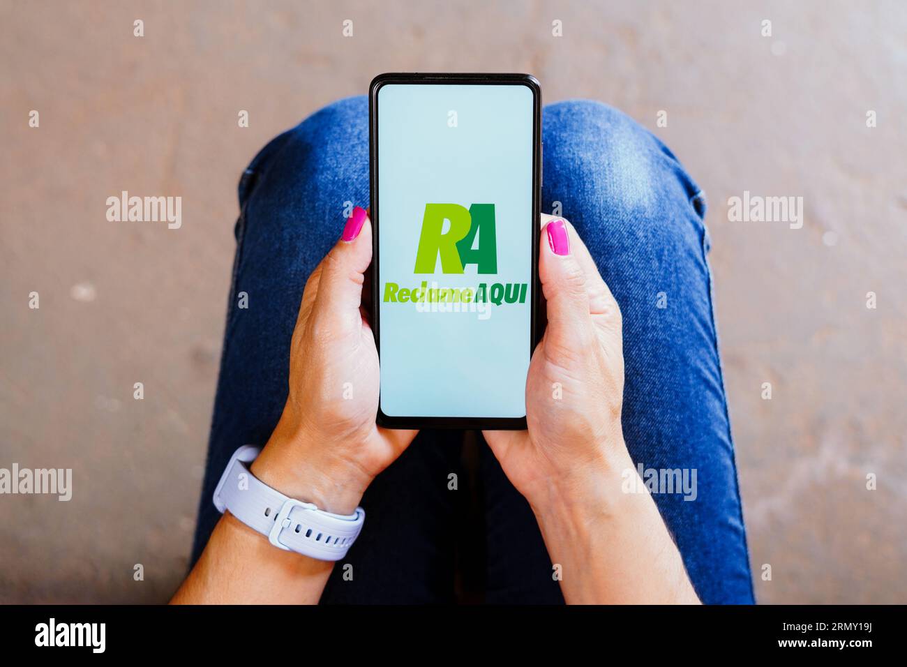 In questa immagine, il logo Reclame Aqui viene visualizzato sullo schermo di uno smartphone. Foto Stock
