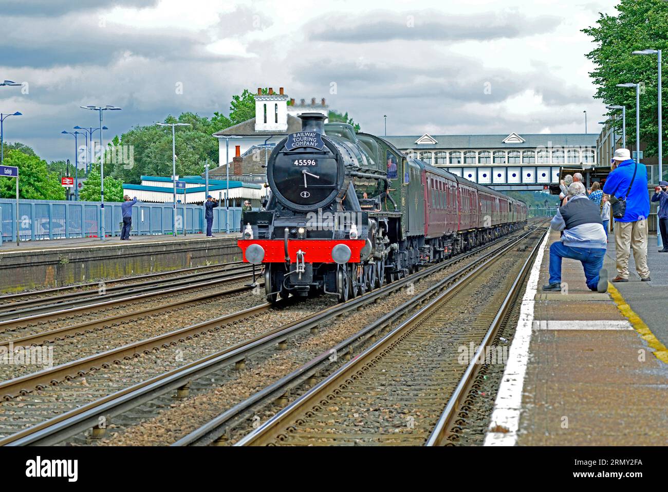 L'escursione a vapore del Dorset Coast Express attraversa Eastleigh Hampshire, in viaggio da Londra Victoria alla cittadina costiera di Weymouth. Foto Stock