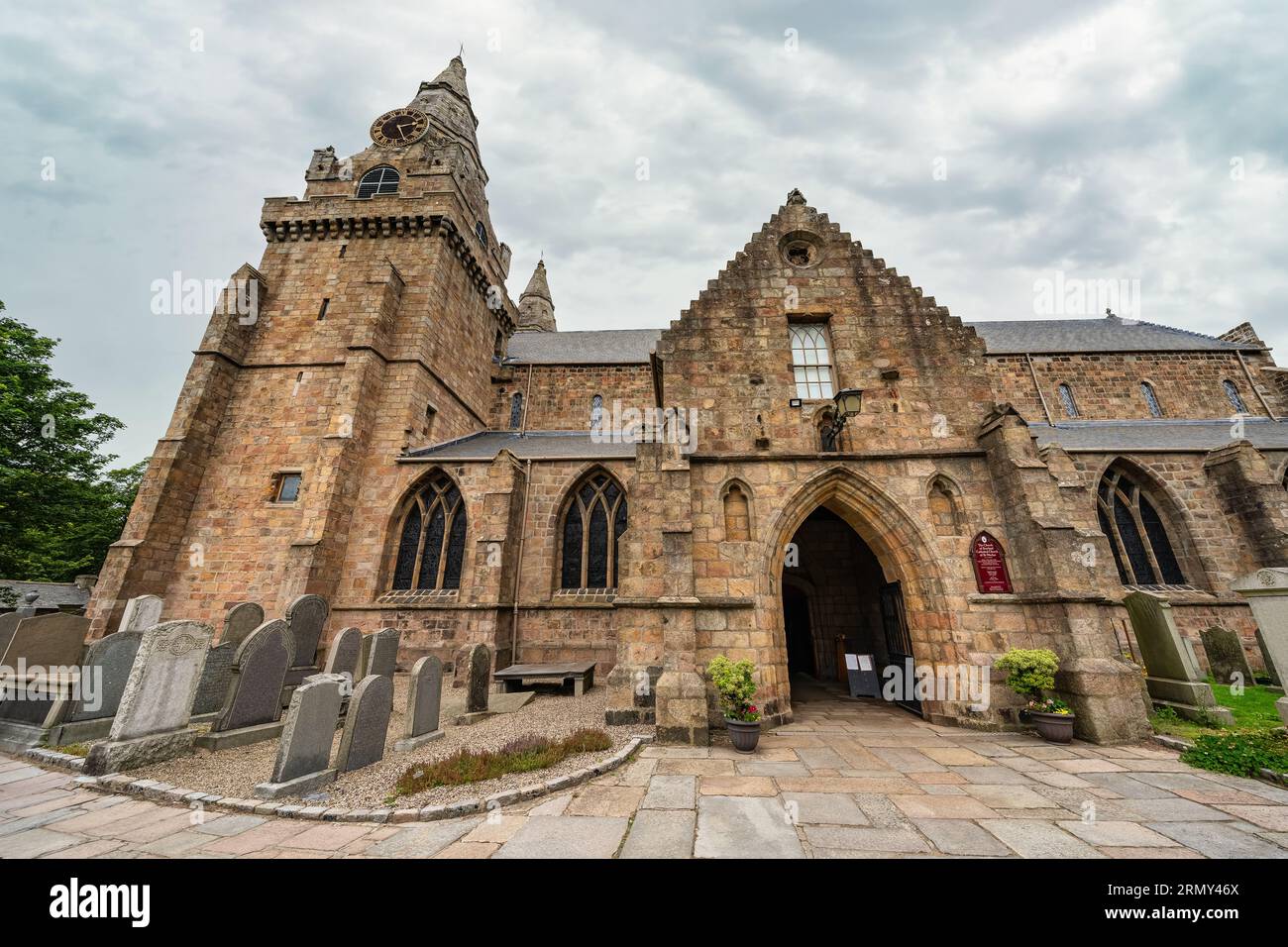 St Cattedrale di Machar con cimitero alle sue porte e costruzione medievale, Aberdeen, Scozia. Foto Stock
