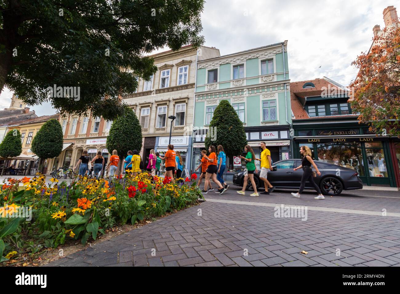 Gli studenti della Sopron University camminano vestiti con magliette colorate a Varkerulet durante la Freshers' Week, Sopron, Ungheria Foto Stock