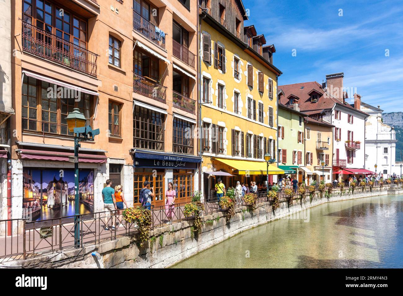 Riverside Quai de l'Évêché, Vieille Ville, Annecy, Haute-Savoie, Auvergne-Rhône-Alpes, Francia Foto Stock