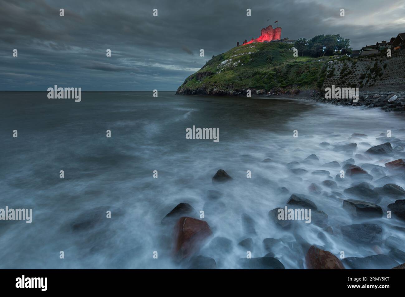 Criccieth Castle illuminato di sera, Gwynedd, Galles Foto Stock