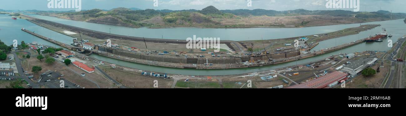 Pedro Miguel chiude a Panama, famosa scorciatoia per i canali dell'America centrale. Navi e canali visibili con serrature. Vista droni in una giornata nuvolosa ma soleggiata Foto Stock