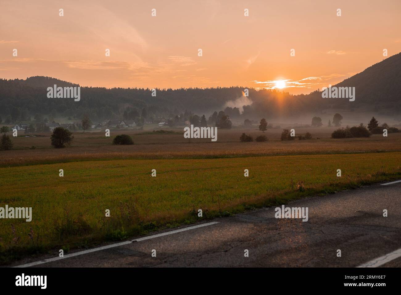 Nebbia serale sull'altopiano di Rakitna in Slovenia, splendidi colori serali estivi dopo la pioggia nella campagna slovena. Foto Stock
