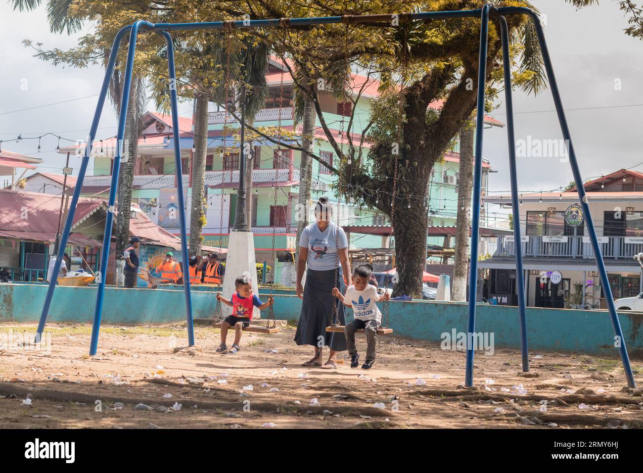 Bocas del Toro, Panama, 3,5.2023: Bambini e madre giocano in un parco della piazza principale della città di Bocas in una calda giornata estiva. Foto Stock