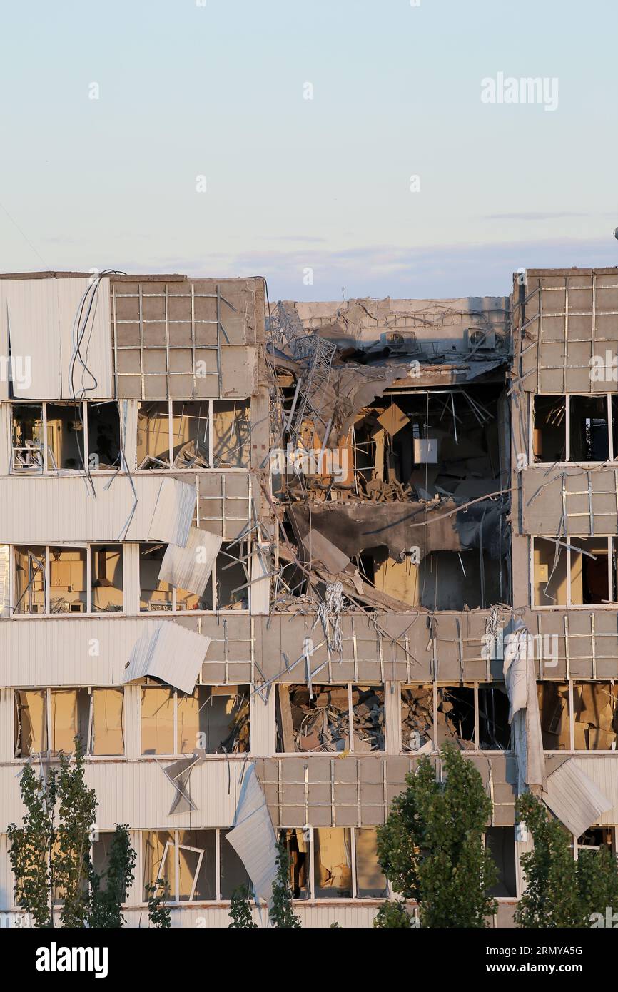 Edificio distrutto a causa di un colpo di proiettile. La Russia attaccò l'Ucraina nel 2022. La Russia bombarda e distrugge le città ucraine. Guerra in Ucraina. Foto Stock