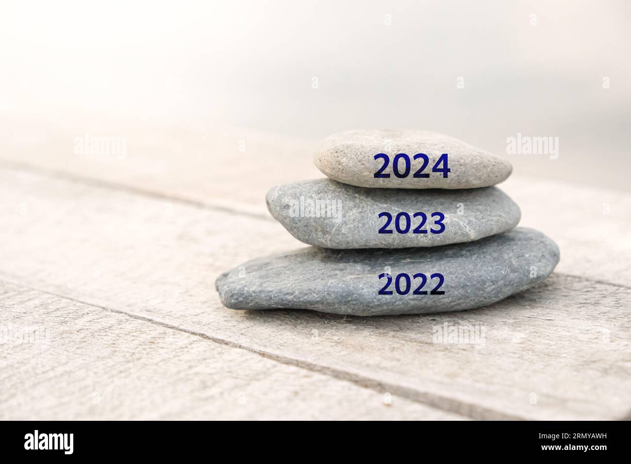 Felice anno nuovo, il 2024 sostituisce il vecchio 2023. Il nuovo anno 2024 sta arrivando l'idea di concetto sulla spiaggia. L'immagine fotografica creativa può essere utilizzata come display, tela stampata, Web Foto Stock