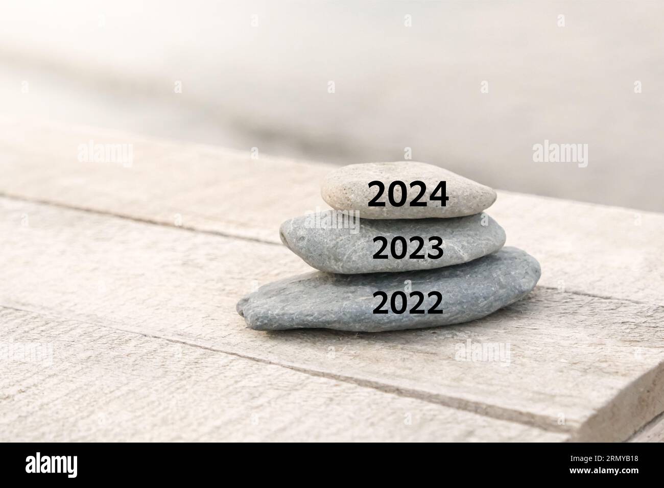 Felice anno nuovo, il 2024 sostituisce il vecchio 2023. Il nuovo anno 2024 sta arrivando l'idea di concetto sulla spiaggia. L'immagine fotografica creativa può essere utilizzata come display, tela stampata, Web Foto Stock