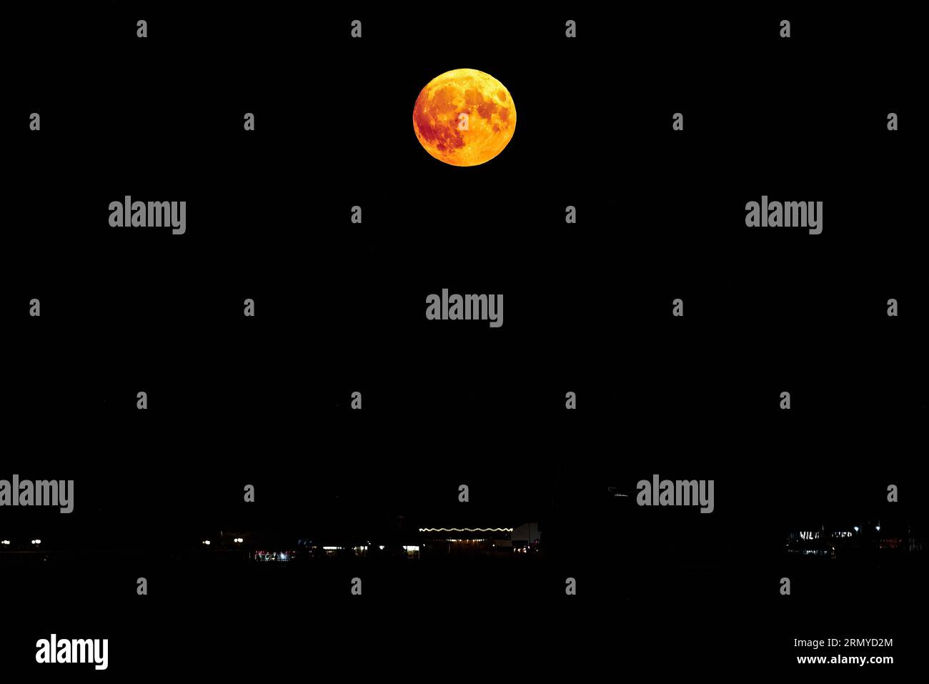 Brighton Beach, City of Brighton & Hove, East Sussex, Regno Unito. La Supermoon di agosto che si innalza sul molo di Brighton. Nota anche come luna blu a causa di una luna piena che appare due volte in un mese di calendario. Questa luna è anche conosciuta come Sturgeon Moon. 30 agosto 2023. La Supermoon di agosto che si innalza sul molo di Brighton. Nota anche come luna blu a causa di una luna piena che appare due volte in un mese di calendario, questa luna piena è la seconda luna piena del mese. 30 agosto 2023 Foto Stock