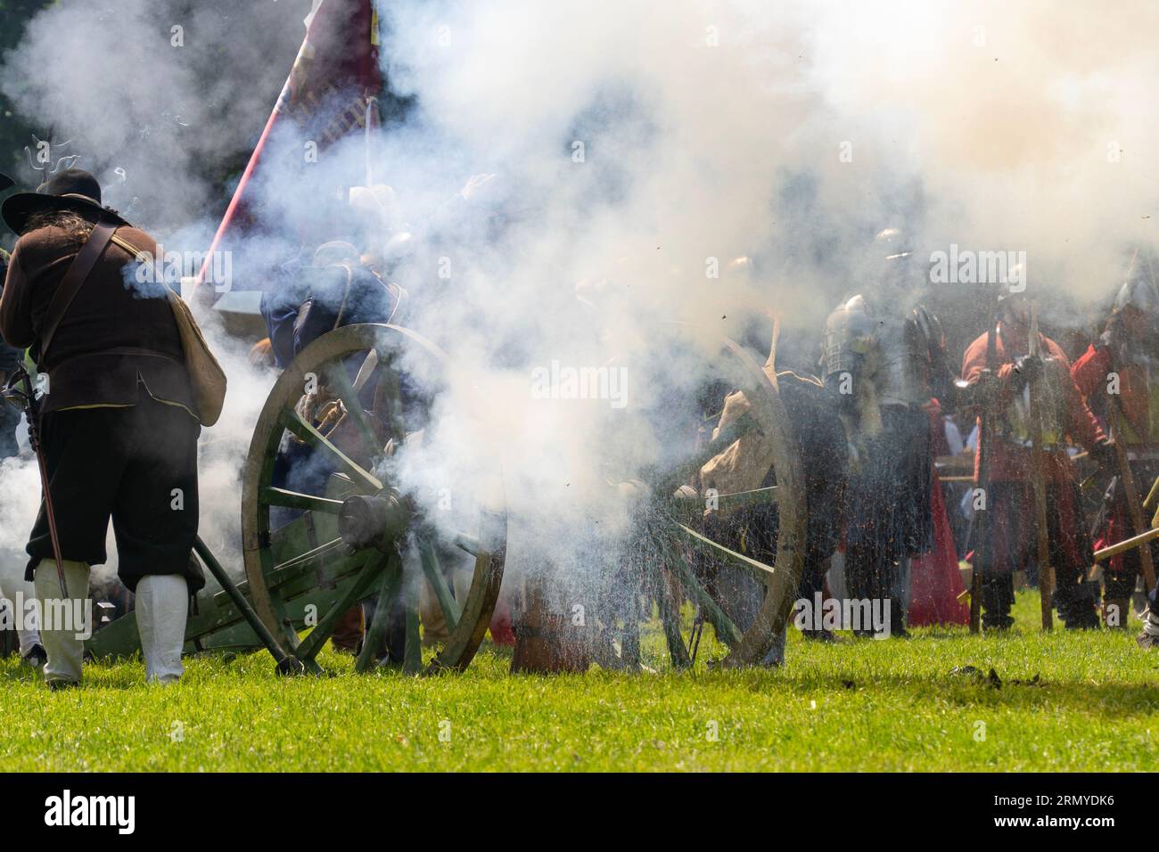 Mercenari medievali avvolti da cannoni antincendio a polvere da sparo Foto Stock