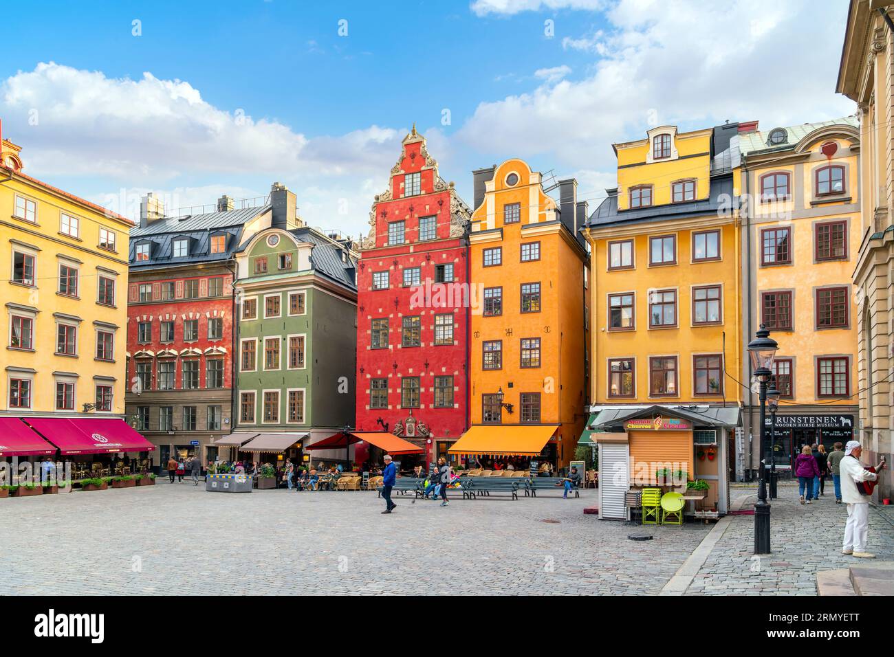 Pittoreschi edifici colorati con negozi e caffetterie a Stortorget, una piazza pubblica a Gamla Stan, la città vecchia medievale nel centro di Stoccolma in Svezia. Foto Stock