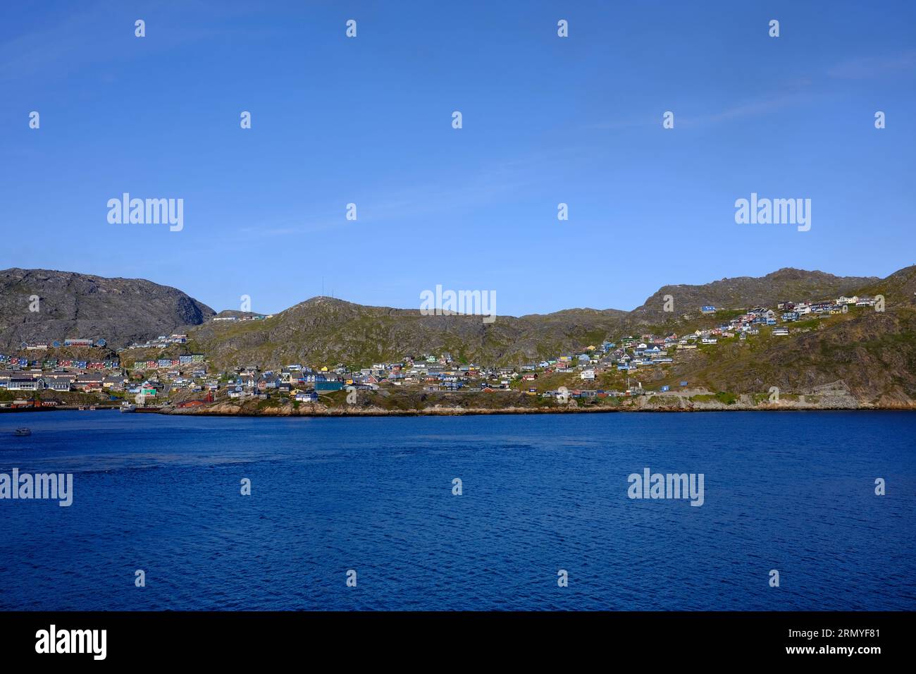 Vista di Qaqortoq, Groenlandia dal ponte di una vicina nave da crociera Foto Stock