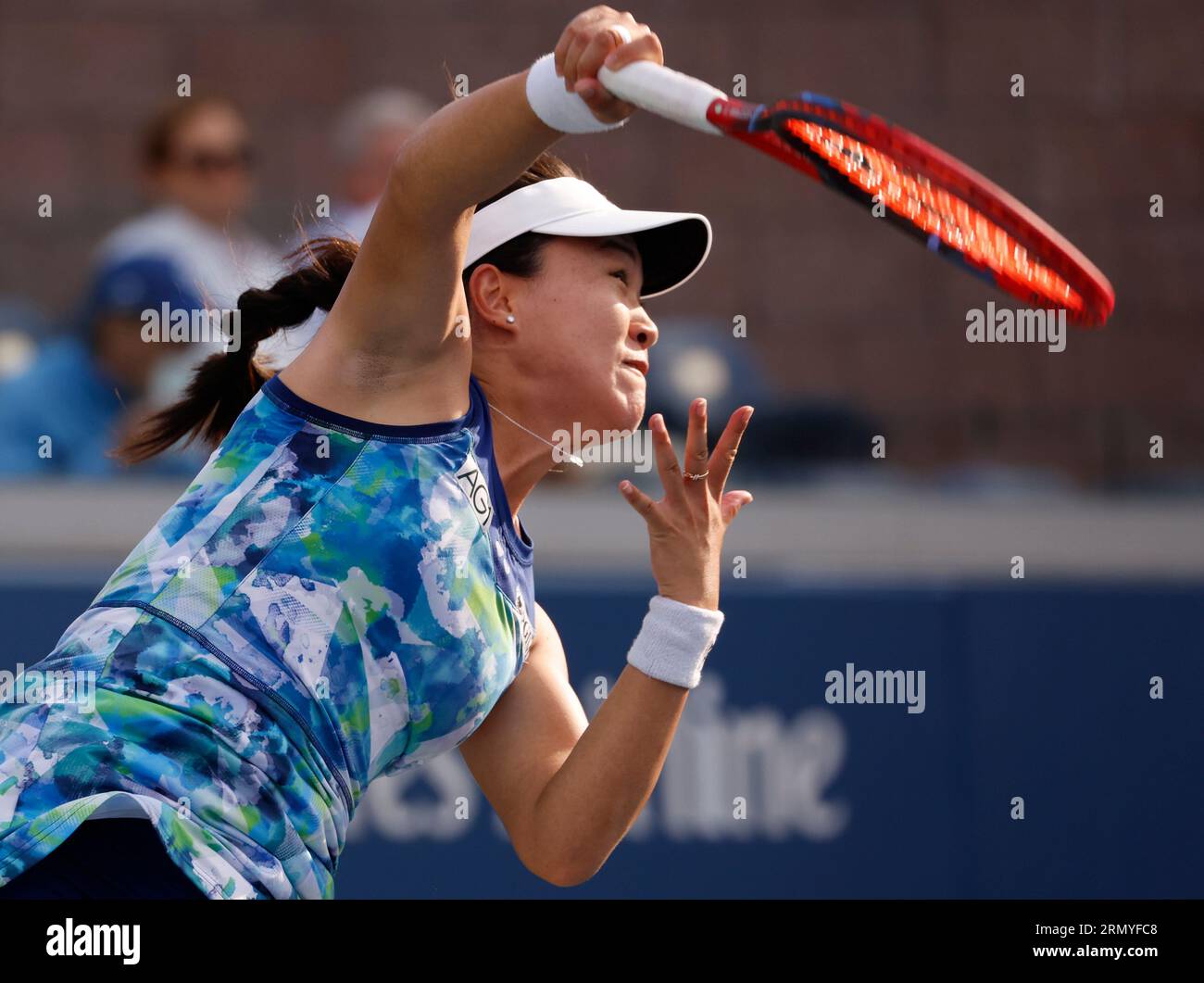 Flushing Meadow, dichiarato United. 30 agosto 2023. LIN Zhu della Cina serve Victoria Azarenka nel loro secondo turno nel campo di Grandstand agli US Open Tennis Championships 2023 presso l'USTA Billie Jean King National Tennis Center mercoledì 30 agosto 2023 a New York City. Foto di John Angelillo/UPI Credit: UPI/Alamy Live News Foto Stock