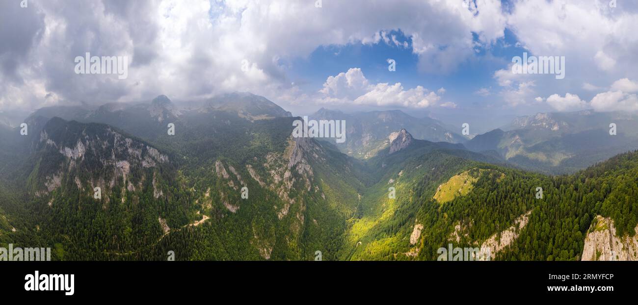 Panorama delle montagne aeree balcaniche con nuvole e foreste verdi, Maglic, Bosnia ed Erzegovina Foto Stock