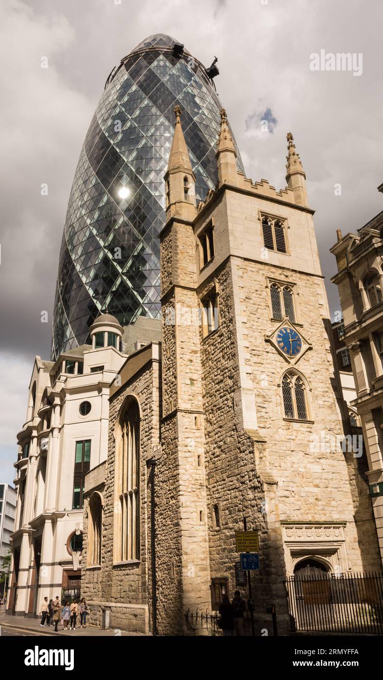 Norman Fosters '30 St Mary Axe, alias The Gherkin, e la chiesa Tudor di St Andrew Undershaft, St Mary Axe, City of London, EC3, UK Foto Stock