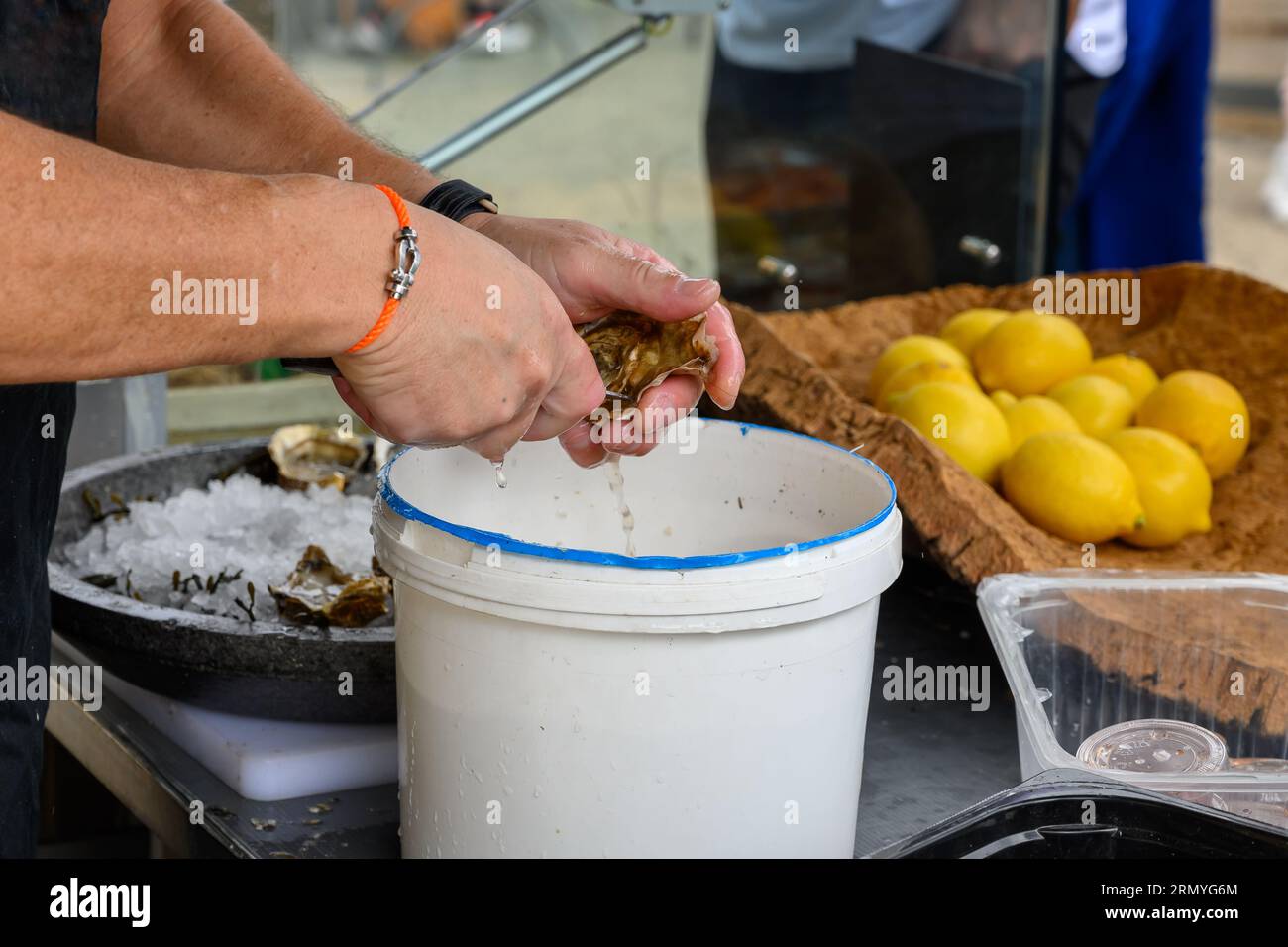 Scacciare i molluschi di ostriche francesi fresche di Gillardeau durante la festa delle ostriche in Normandia, Francia, pronti da mangiare Foto Stock