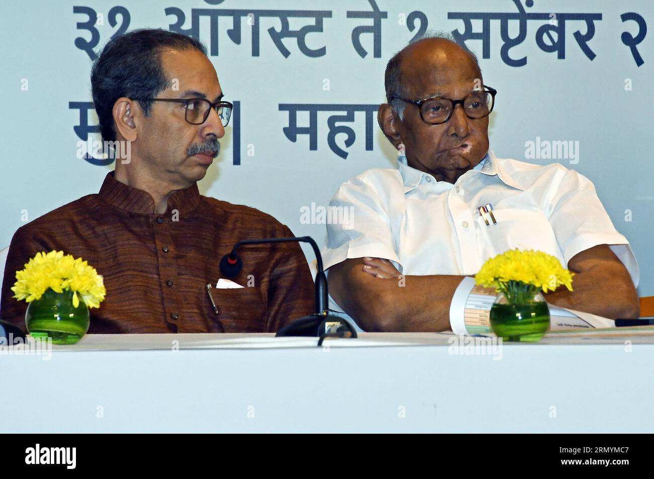 Mumbai, India. 30 agosto 2023. Il capo di L-R Shiv Sena (UBT) Uddhav Thackeray e il capo del Partito del Congresso nazionalista (NCP) Sharad Govindrao Pawar sono visti durante la conferenza stampa di Maha Vikas Aghadi (MVA) a Mumbai. La conferenza stampa si è tenuta in vista del terzo incontro dell'Indian National Developmental Inclusive Alliance (INDIA) che si terrà il 31 agosto e il 1 settembre 2023. Credito: SOPA Images Limited/Alamy Live News Foto Stock