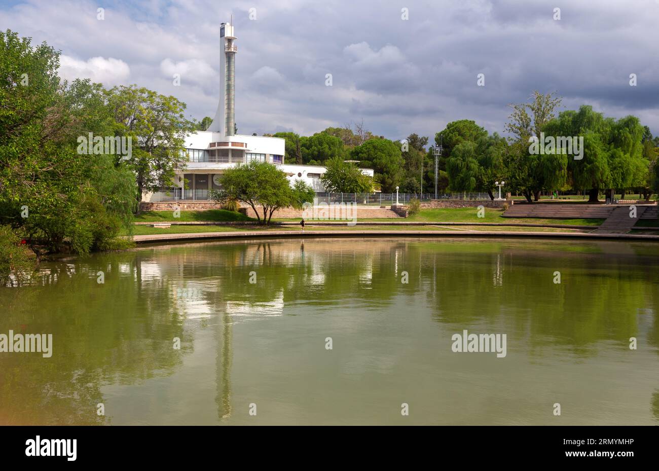 Esterno moderno del Museo di Scienze naturali Juan Cornelio Moyano, Parco San Martin, Mendoza Argentina con mostre naturali e antropologiche Foto Stock