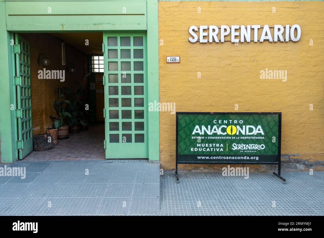 Famoso cartello d'ingresso Anaconda Serpentario Centro, città di Mendoza Argentina che ospita molte specie esotiche di serpenti e rettili in contenitori di vetro Foto Stock