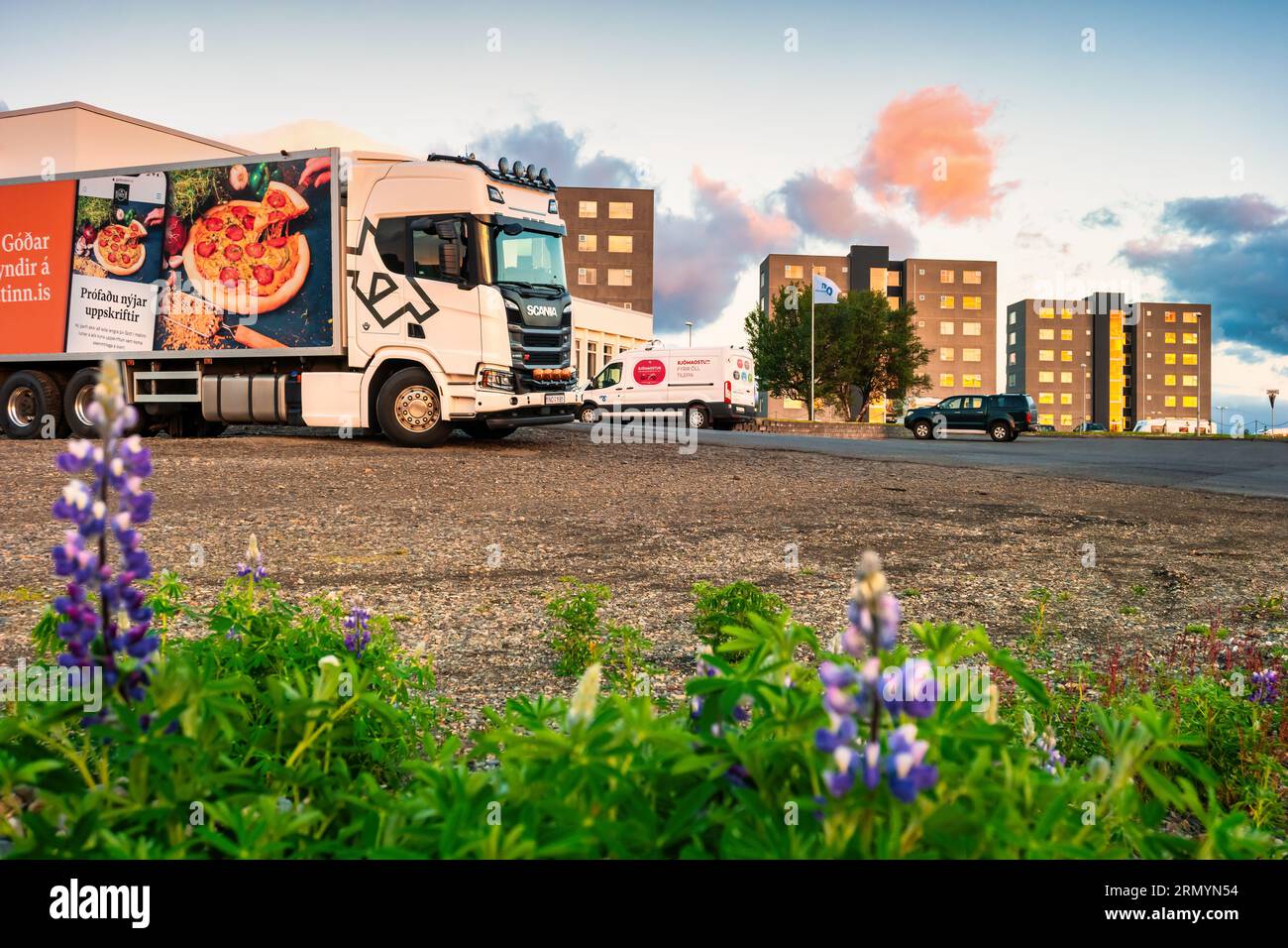 Il semi-camion è parcheggiato in un magazzino a Egilsstaðir, in Islanda Foto Stock