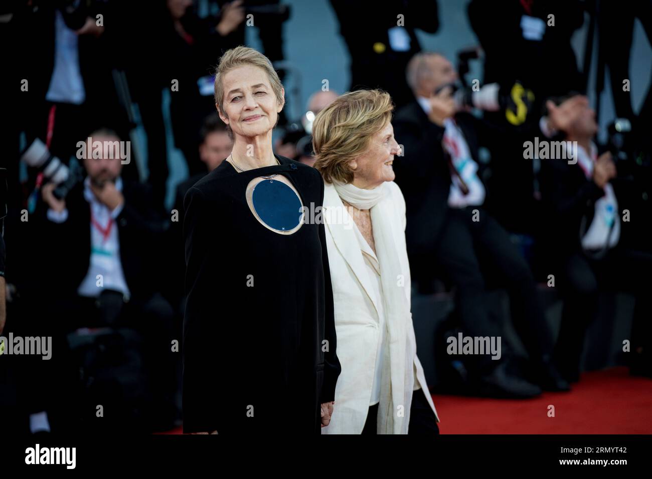 VENEZIA, ITALIA - AGOSTO 30: Charlotte Rampling e Liliana Cavani partecipano al Red carpet di apertura della 80 Mostra Internazionale d'Arte cinematografica di Venezia ad Augu Foto Stock