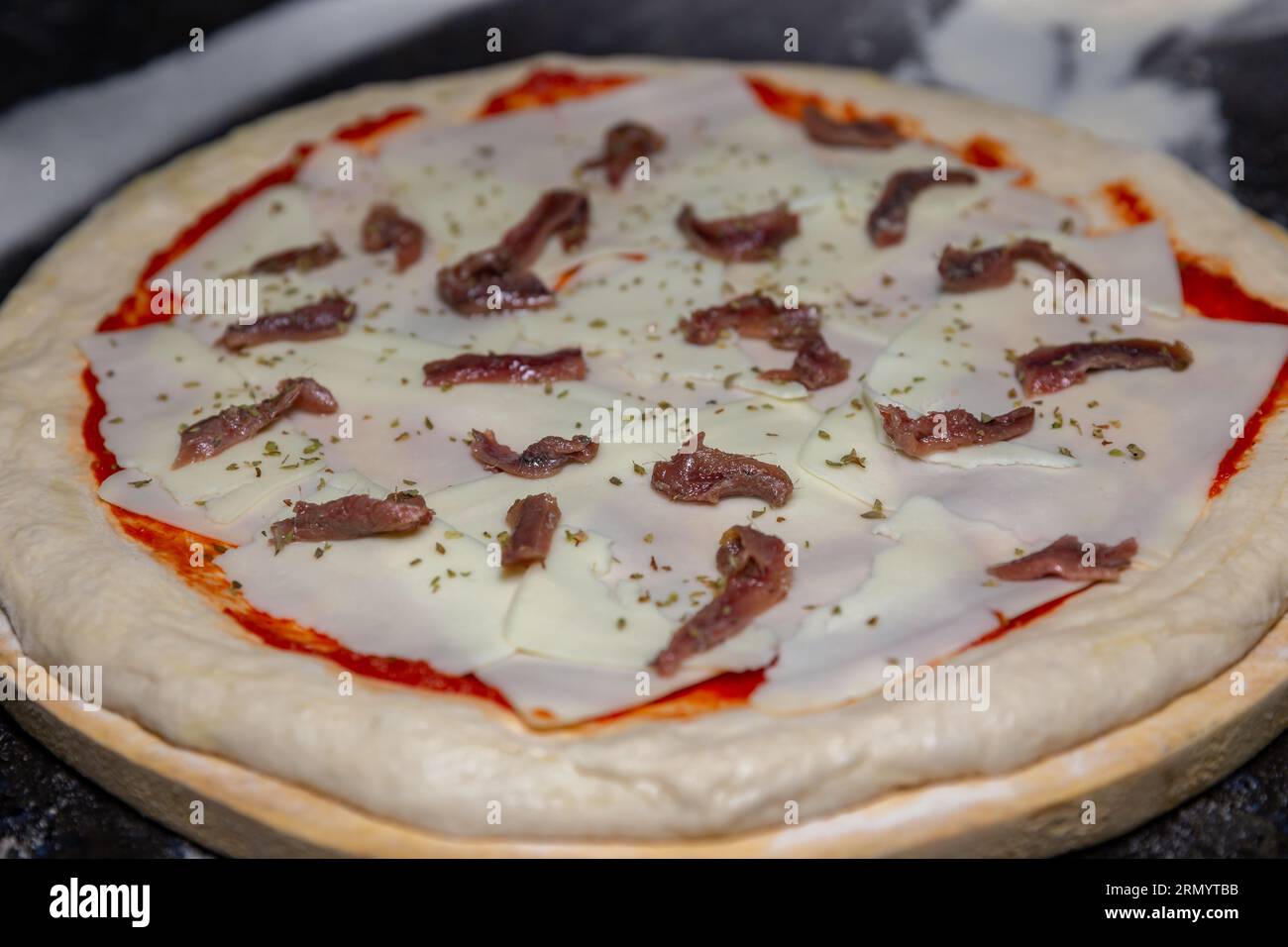 Tradizionale pizza di acciuga (alicci) con impasto artigianale a lunga stagionatura. "vera pizza" napoletana Foto Stock