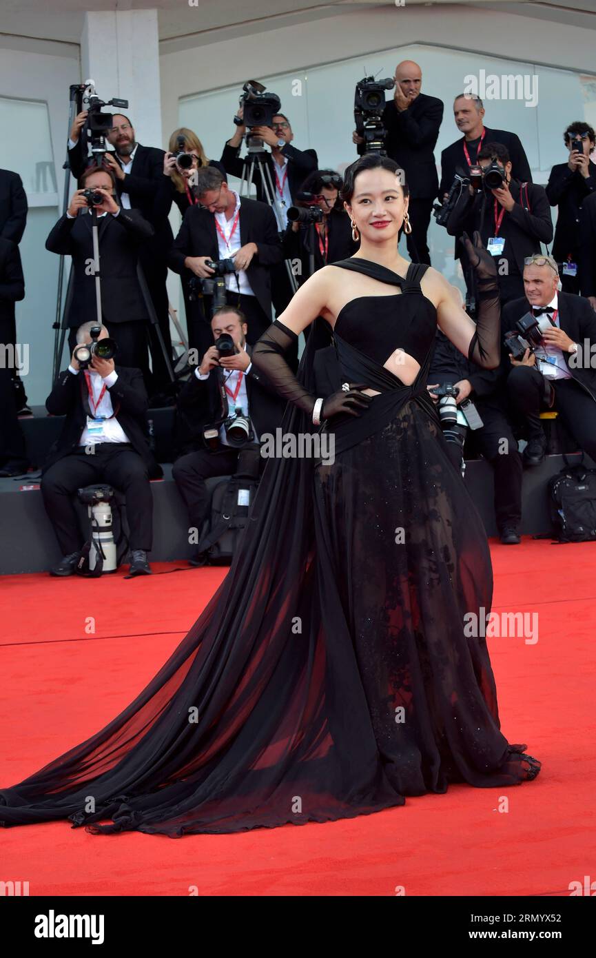 Venezia, Italia. 30 agosto 2023. VENEZIA, ITALIA - 30 AGOSTO: Li Mengattends il Red carpet di apertura alla 80 Mostra Internazionale d'Arte cinematografica di Venezia il 30 agosto 2023 a Venezia. Credito: dpa/Alamy Live News Foto Stock