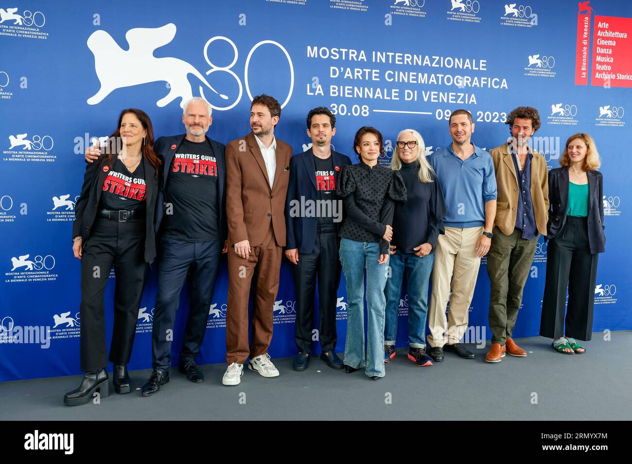Laura Poitras, Martin McDonagh, Saleh Bakri, Damien Chazelle, Shu Qi, Jane Campion, Gabriele Mainetti, Santiago Mitre e mia Hansen-Love si esibiscono alla photocall della giuria della 80a Mostra Internazionale d'Arte cinematografica di Venezia al Palazzo del Casino al Lido di Venezia, il 30 agosto 2023. Foto Stock