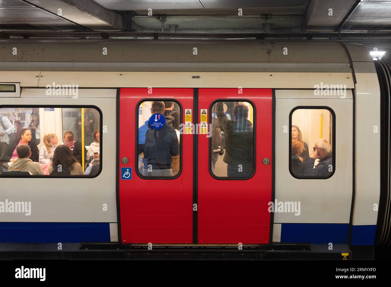 La metropolitana di Londra è un sistema di trasporto rapido che serve la grande Londra Foto Stock
