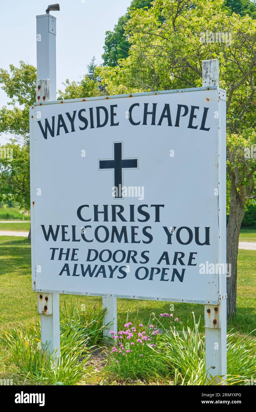 La Wayside Chapel è una chiesa in miniatura sul lato dell'autostrada 6 vicino a Wiarton, Ontario, ed è aperta al pubblico e accoglie tutti. Foto Stock