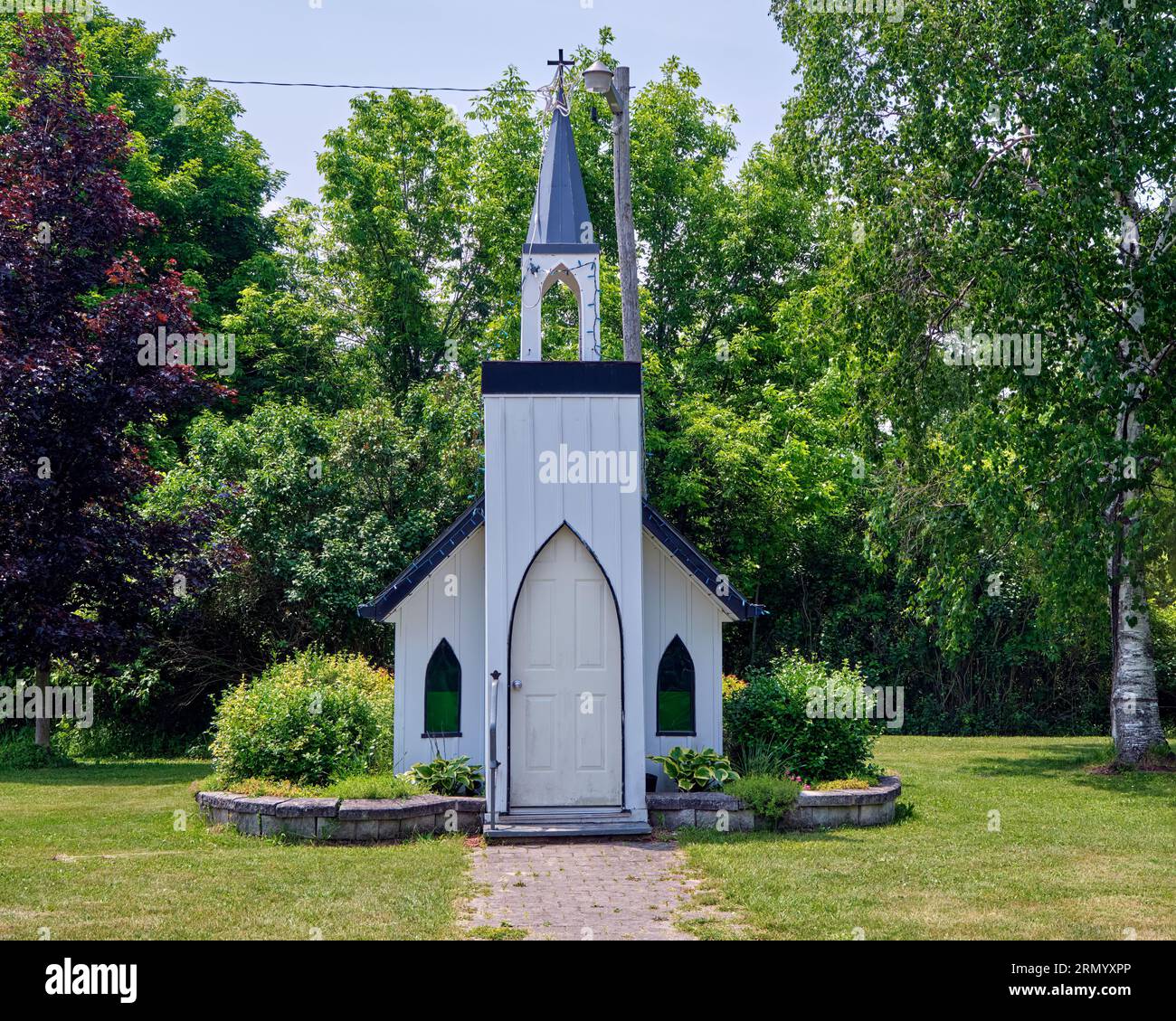 La Wayside Chapel è una chiesa in miniatura sul lato dell'autostrada 6 vicino a Wiarton, Ontario, ed è aperta al pubblico e accoglie tutti. Foto Stock