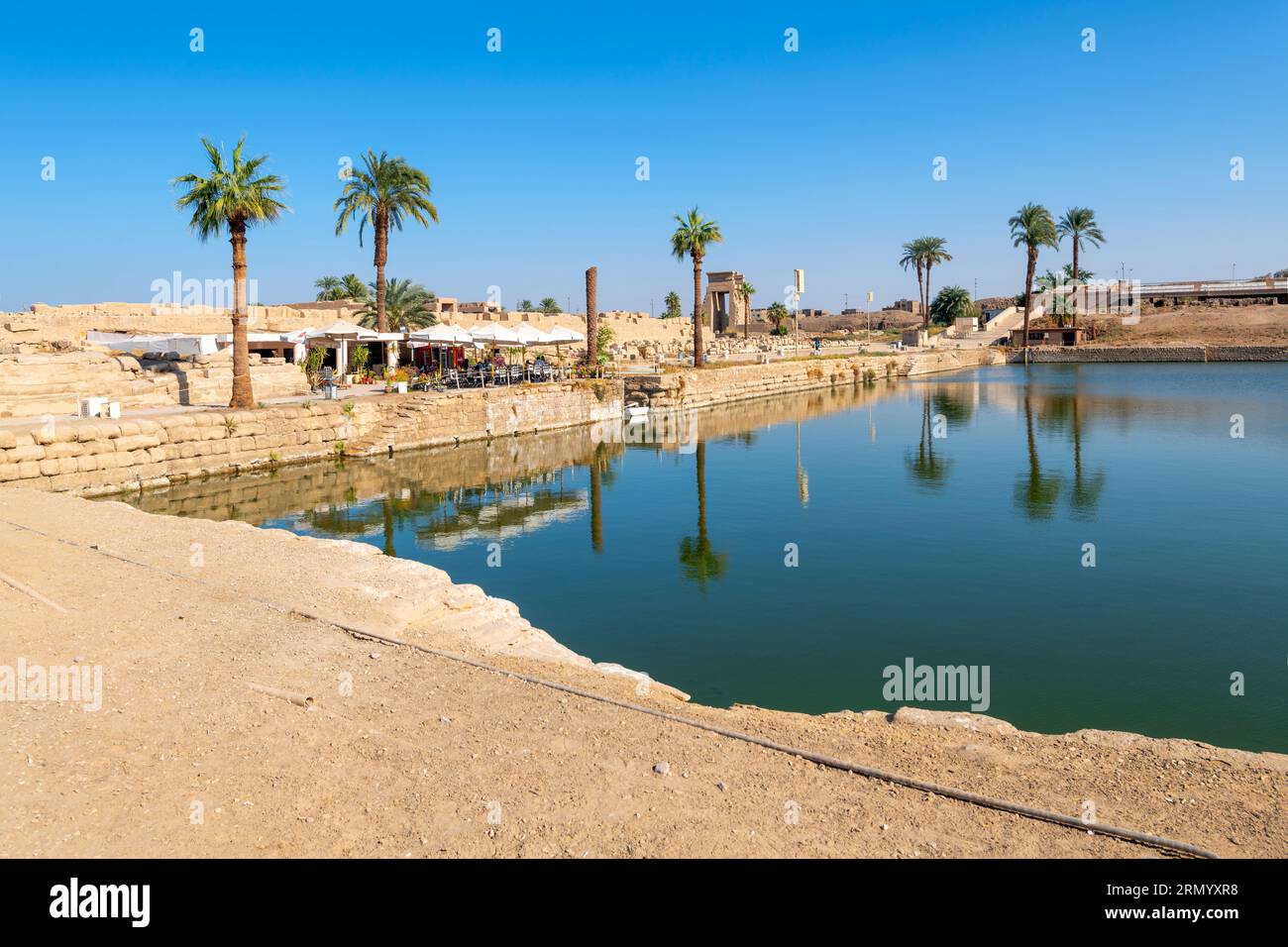 Il lago sacro del Tempio di Karnak, scavato da Tuthmosis III (1473-1458 a.C.) fu usato dai sacerdoti per il lavaggio rituale a Luxor in Egitto. Foto Stock