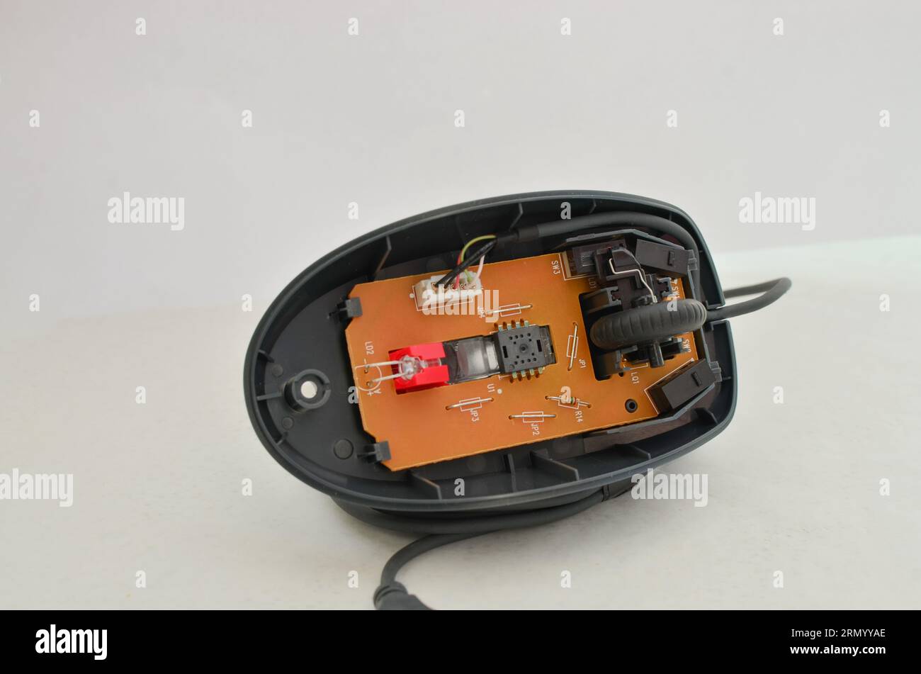 Mouse per computer aperto con circuito elettronico esposto per la manutenzione, simbolo della tecnologia e dell'informatica moderna. Perfetto per concetti tecnologici, cifra Foto Stock