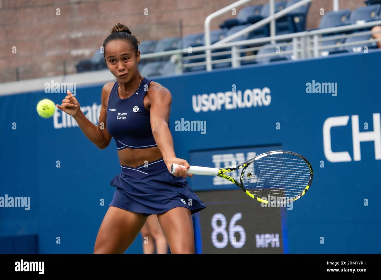 Leylah Fernandez (CAN) partecipa al primo turno di singolare femminile agli US Open Tennis 2023. Foto Stock