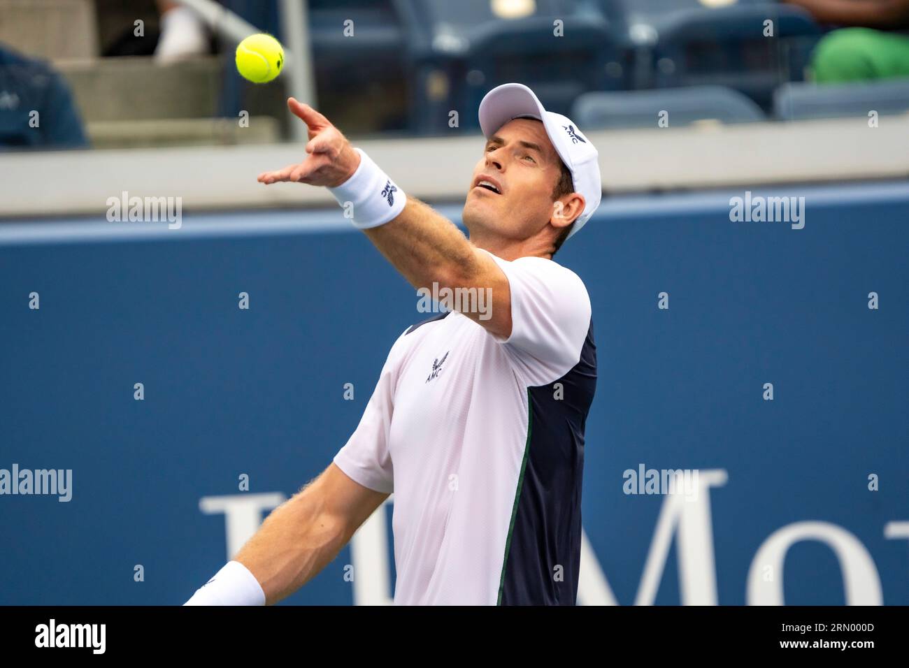 Andy Murray (GBR) partecipa al primo turno di singolare maschile agli US Open di tennis del 2023 Foto Stock