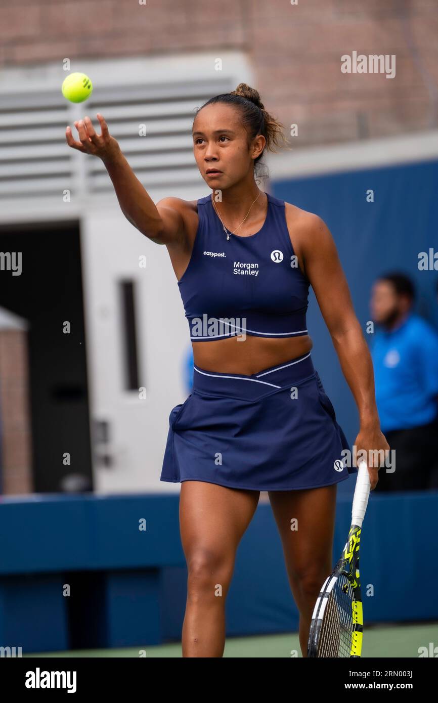 Leylah Fernandez (CAN) partecipa al primo turno di singolare femminile agli US Open Tennis 2023. Foto Stock