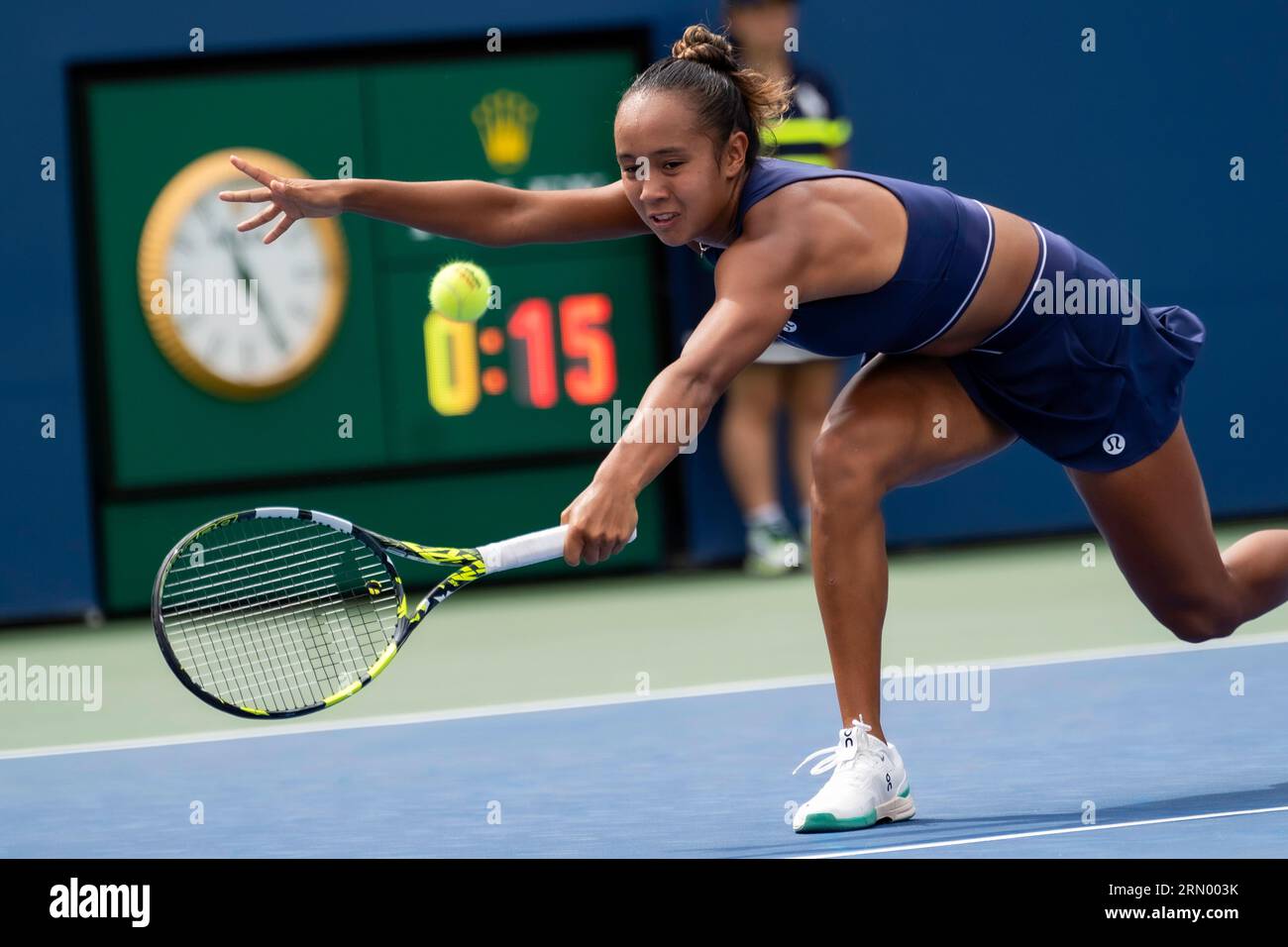 Leylah Fernandez (CAN) partecipa al primo turno di singolare femminile agli US Open Tennis 2023. Foto Stock