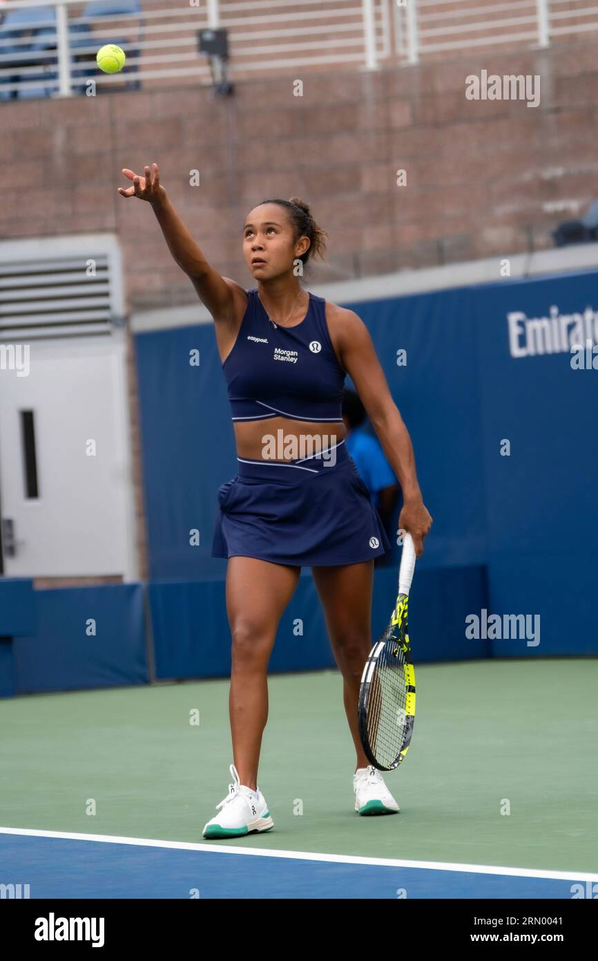 Leylah Fernandez (CAN) partecipa al primo turno di singolare femminile agli US Open Tennis 2023. Foto Stock