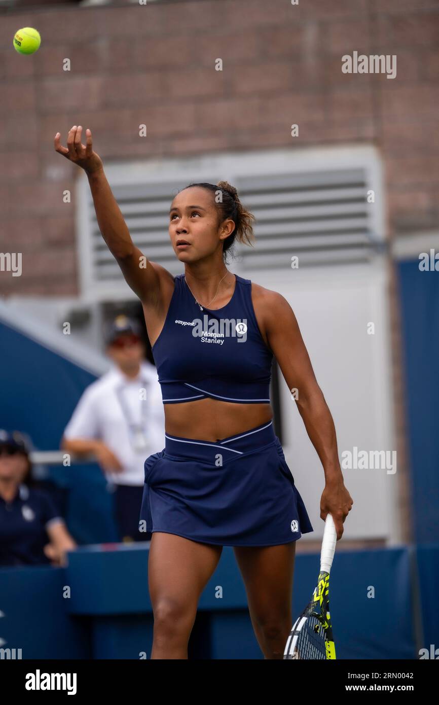 Leylah Fernandez (CAN) partecipa al primo turno di singolare femminile agli US Open Tennis 2023. Foto Stock